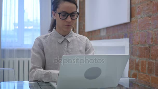 Άρρωστος Ισπανόφωνος γυναίκα βήχας ενώ εργάζονται για το Laptop, λοίμωξη — Αρχείο Βίντεο