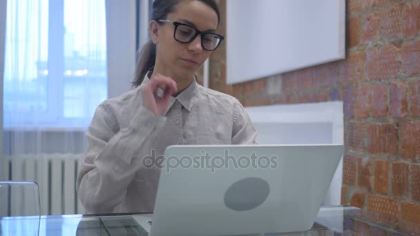 Trött spansktalande kvinna försöker slappna av på jobbet — Stockvideo