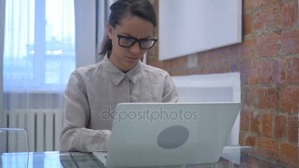 Mujer hispana enojada deprimida gritando, sentada en la oficina — Vídeos de Stock