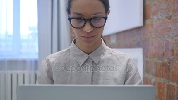 Hiszpanin kobieta działa na laptopie w biurze, Zamknij — Wideo stockowe