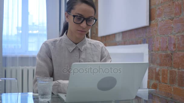 Femme hispanique Boire de l'eau et travailler sur ordinateur portable — Video