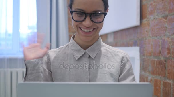 Vídeo bate-papo no laptop por mulher hispânica do escritório — Vídeo de Stock