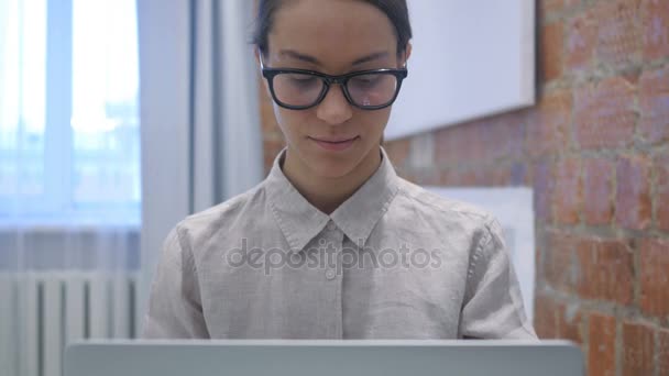 Pollici su gesti da donna ispanica in ufficio — Video Stock