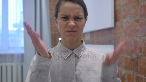 Frustrado irritado hispânico mulher trabalhador no escritório, retrato — Vídeo de Stock