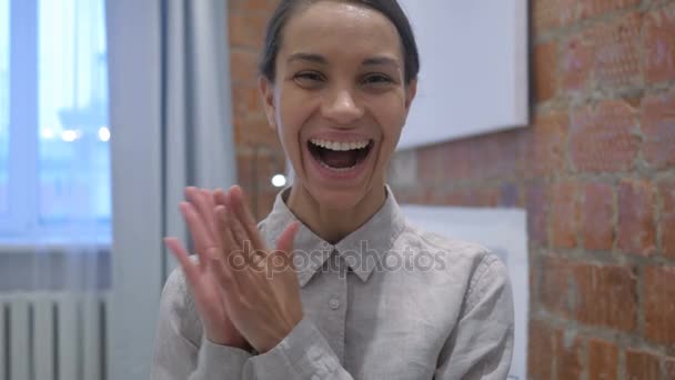 Aplaudiendo, retrato de aplaudir a la mujer hispana positiva — Vídeo de stock