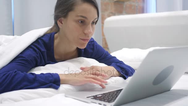 Chat de vídeo online no laptop por mulher hispânica na cama, fone de ouvido — Vídeo de Stock