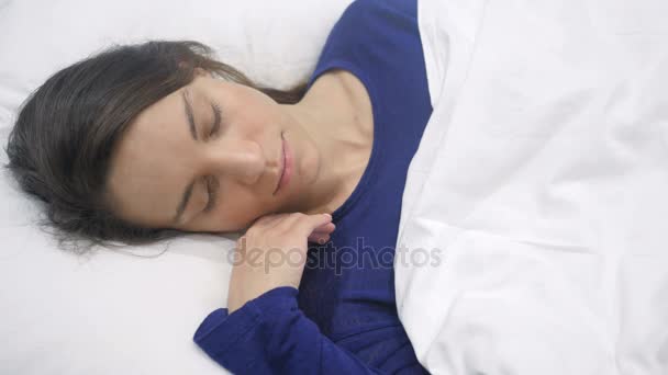 Вид сверху на Hispanic Woman Sleeping in Bed at Night — стоковое видео