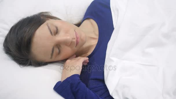 Mulher hispânica com estresse e dor de cabeça deitada na cama — Vídeo de Stock