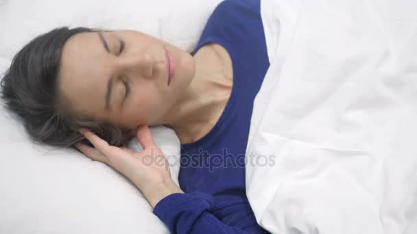 Vista superior de la relajante mujer hispana tratando de dormir en la cama por la noche — Vídeo de stock