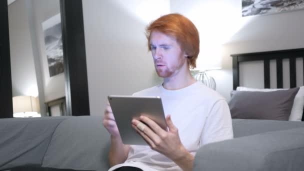 Fail Online Shoping on Tablet by Casual Redhead Man — Stock Video