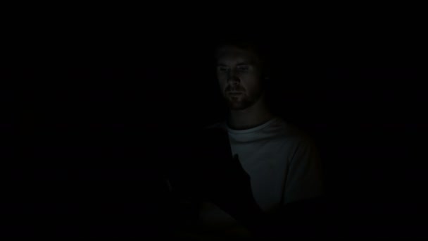 Roodharige Man drukke browsen op Tablet bij nacht — Stockvideo
