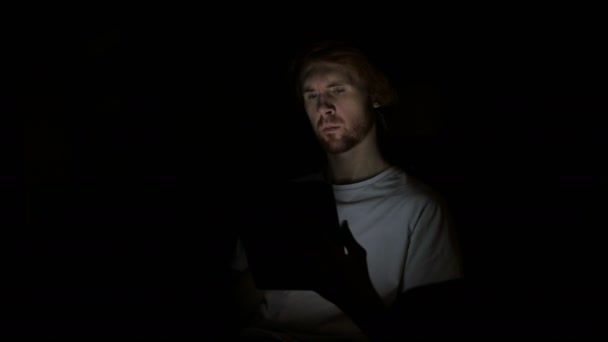 Rousse homme penser et travailler sur tablette la nuit — Video