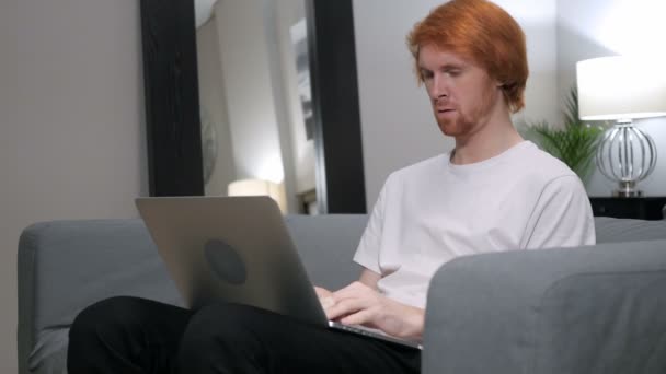 Κοκκινομάλλης άντρας λυπημένος για την αποτυχία, που εργάζονται για το Laptop — Αρχείο Βίντεο