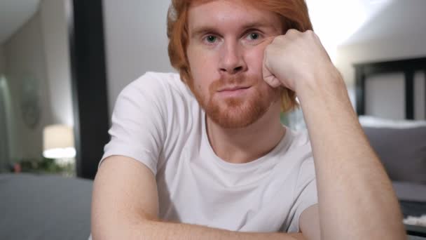 Detailní záběr sedí příležitostné Redhead člověka — Stock video