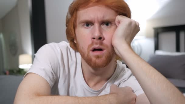 Reagera på framgång nonchalant sitter rödhårig Man, närbild — Stockvideo