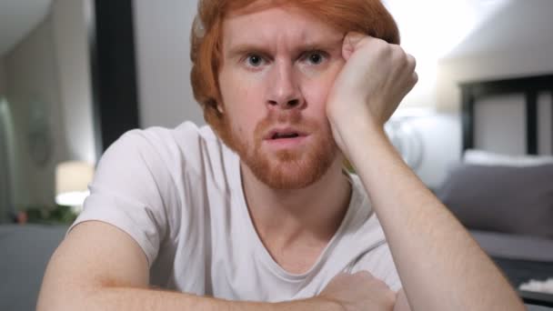 Merveilleux, Choqué Casually Sitting Redhead Man, Gros plan — Video