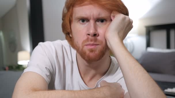 怒って叫んで何気なく座っている赤毛の男は、クローズ アップ — ストック動画