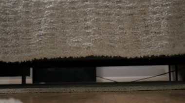 Çorap, geceleri yatağa geliyor adam ayaklarda