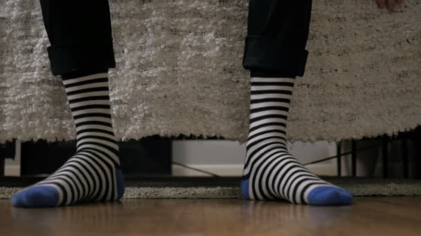 Ноги в носках, в ожидании Жеста от человека — стоковое видео