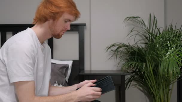 Niente soldi nel portafoglio, gesti di Redhead Man — Video Stock