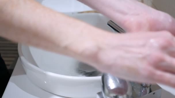 Homem lavando as mãos, abertura da torneira e fechamento — Vídeo de Stock