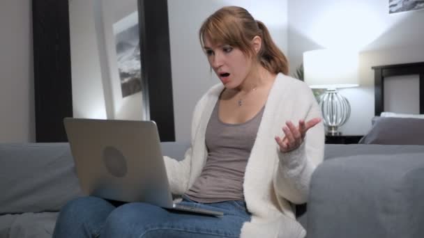 Vrouw Triest Voor Mislukking Die Laptop Werkt — Stockvideo