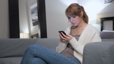 Yatak odasında Smartphone kullanan kadın kaybı tepki