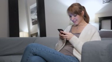 Başarı yatak odasında Smartphone kullanan kadın tarafından tepki