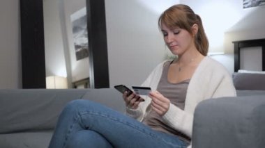 Akıllı Casual kadın tarafından başarılı Online ödeme