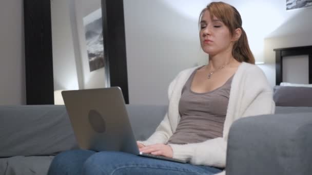 Κουρασμένος Γυναίκα Κάθεται Πονοκέφαλο Πόνο — Αρχείο Βίντεο