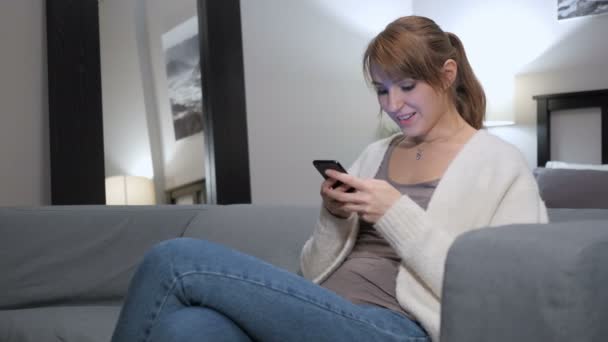 Réaction Réussite Par Une Femme Utilisant Téléphone Intelligent Dans Chambre — Video