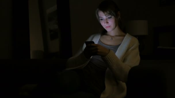 Допомогою Смартфона Пізньої Ночі Темній Кімнаті Жінка — стокове відео