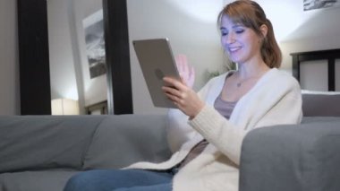 Tablet yatak kanepe kadında tarafından online görüntülü sohbet