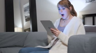 Başarı yatak odasında Tablet kullanan kadın tarafından tepki