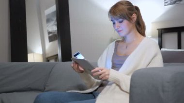 Oturan bir bayan tarafından Tablet PC'de online alışveriş