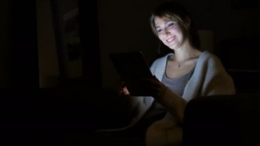 Gece kadın Tablet PC'de Video sohbet