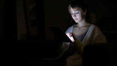 Kadın geceleri, Browsing enterne tablet kaydırma