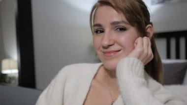 Gülümseyen rahat oturan bir bayan yakın çekim