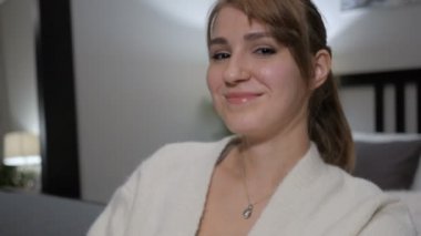 Evet, rahat oturma pozitif kadın, yakın çekim