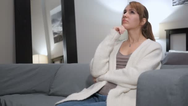 沉思的女人思考 坐在沙发上的卧室 — 图库视频影像