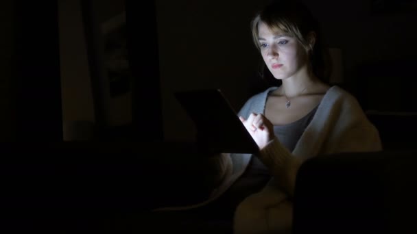 Femme choquée utilisant une tablette la nuit, se demandant — Video