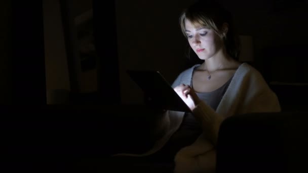 Mujer navegando por Internet en la tableta por la noche, Desplazamiento — Vídeo de stock