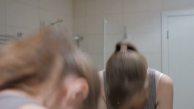 Üzgün üzgün kadın kendini aynaya bakıyorum