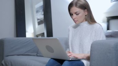 Casual kadın kucağına içinde Laptop ile çalışma