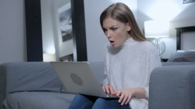 İş için dizüstü bilgisayar kullanan kadın şok merak