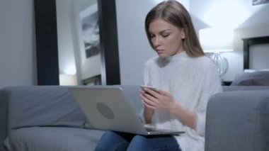 Kadın smartphone cep telefonu ile Internet iş için tarama