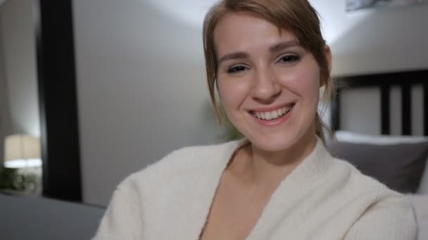 若い女性、話によってオンライン ビデオ チャット — ストック動画