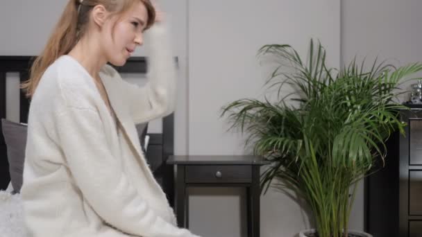 Savunarak, yatak taraftagörmek kızgın konuşan kadın — Stok video