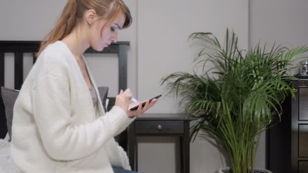 Женщина занята использованием телефона для просмотра интернета — стоковое видео