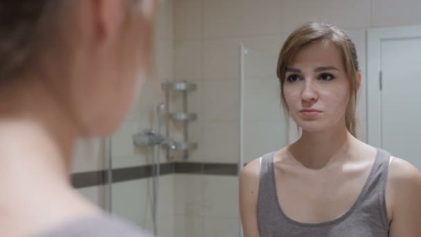 Femme se regardant dans le miroir — Video